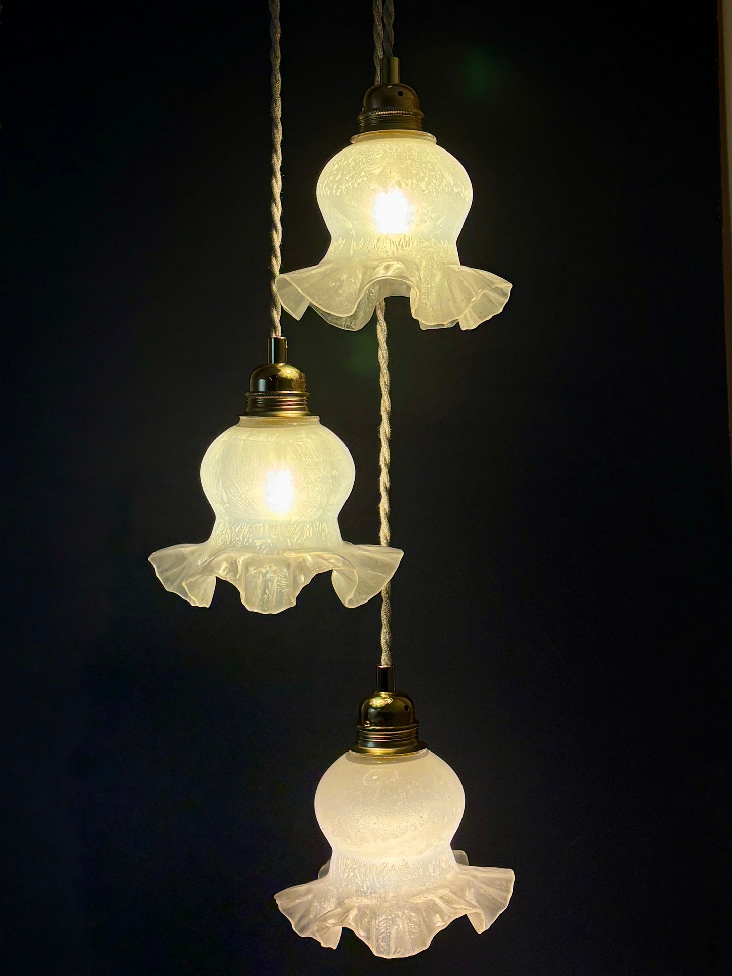 Suspension triple tulipe vintage en verre blanc
