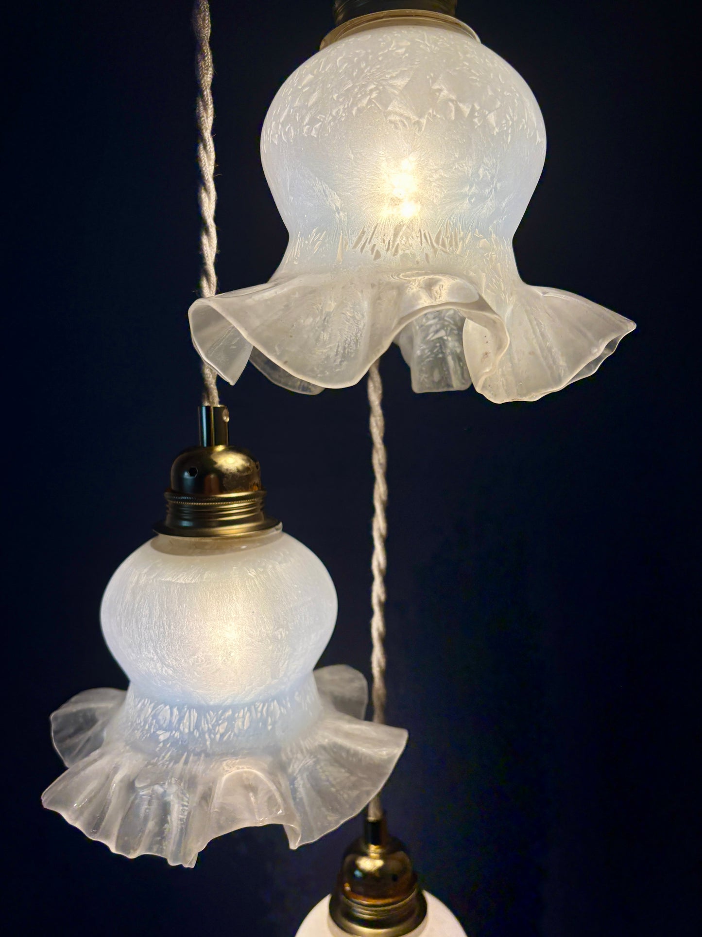 Suspension triple tulipe vintage en verre blanc