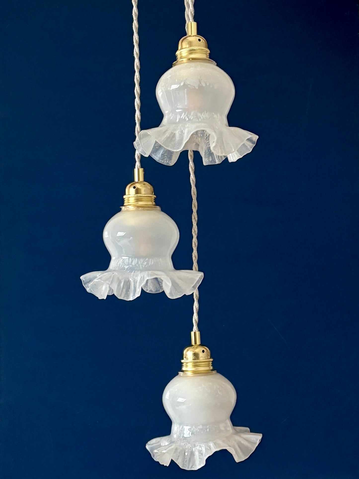 Suspension triple tulipe vintage en verre blanc