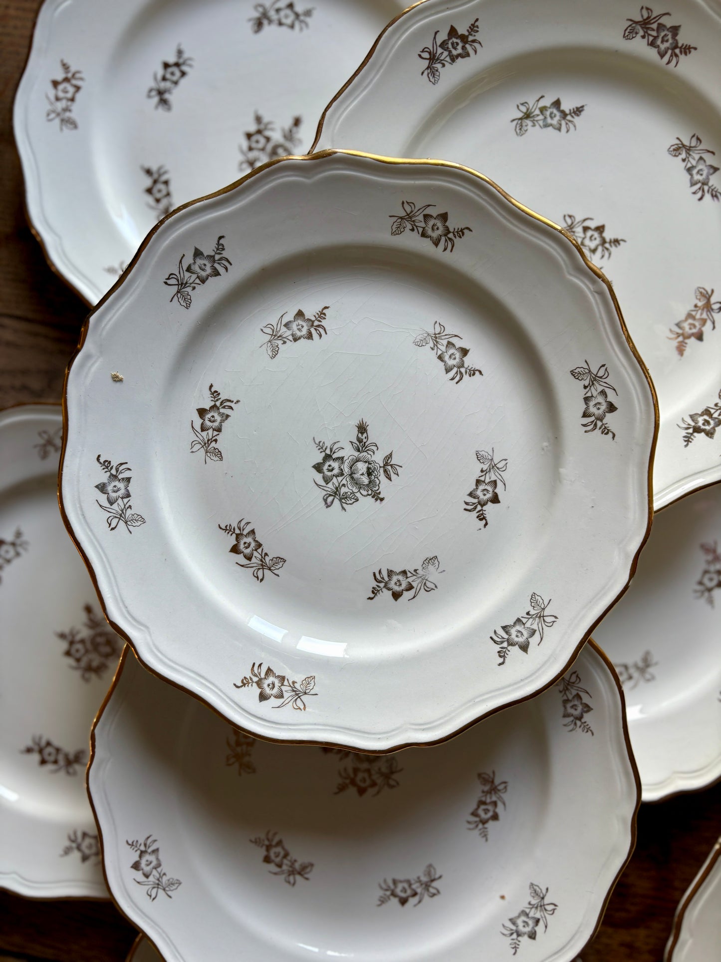 Lot de 12 assiettes plates vintage en demi porcelaine avec détails dorés - L'amandinoise