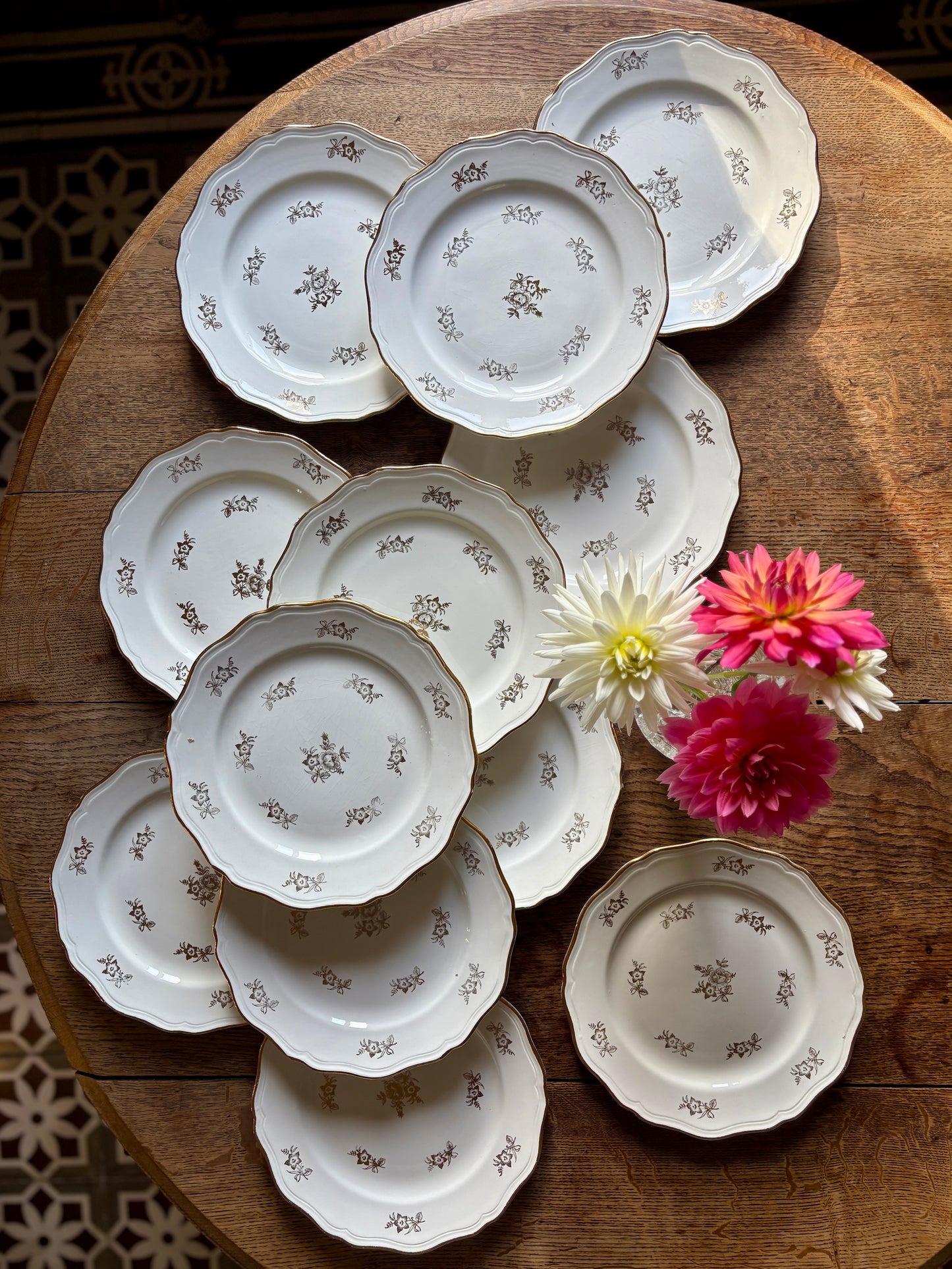 Lot de 12 assiettes plates vintage en demi porcelaine avec détails dorés - L'amandinoise