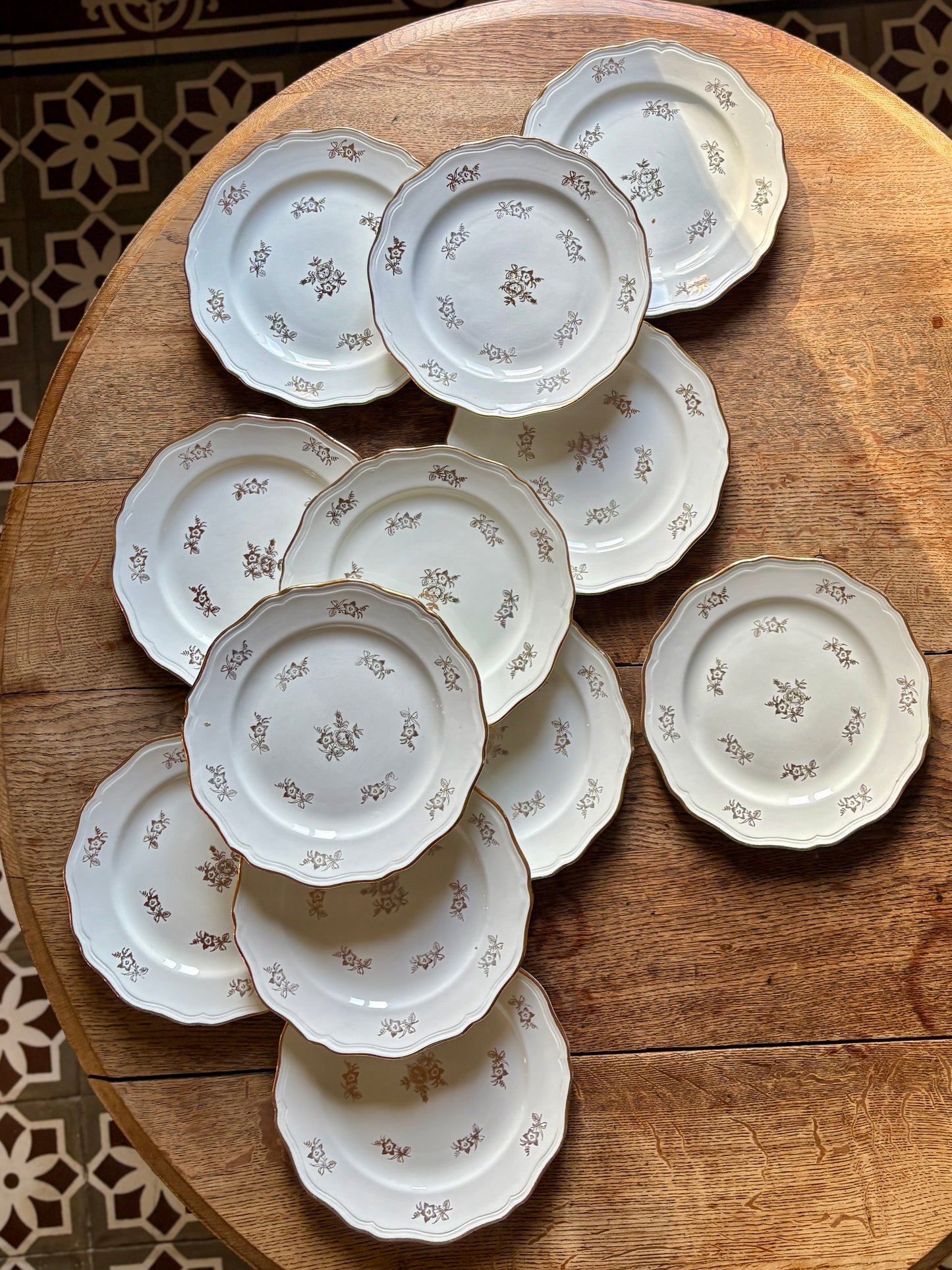 Lot de 12 assiettes plates vintage en demi porcelaine avec détails dorés - L'amandinoise