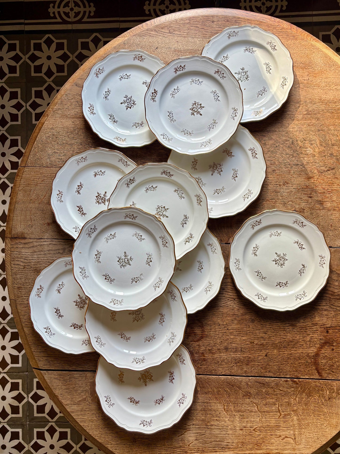 Lot de 12 assiettes plates vintage en demi porcelaine avec détails dorés - L'amandinoise