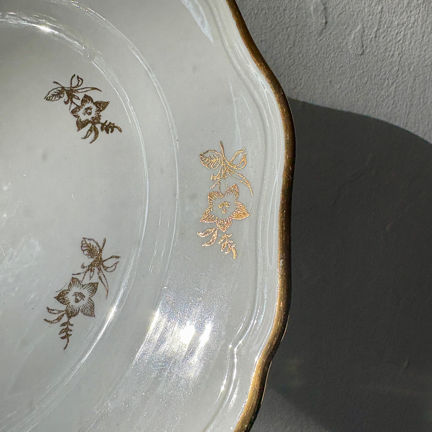 Lot de 12 assiettes plates vintage en demi porcelaine avec détails dorés - L'amandinoise