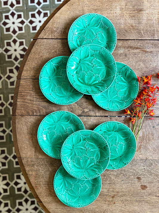 Lot de 8 assiettes à  dessert vintage en faïence verte, barbotine.