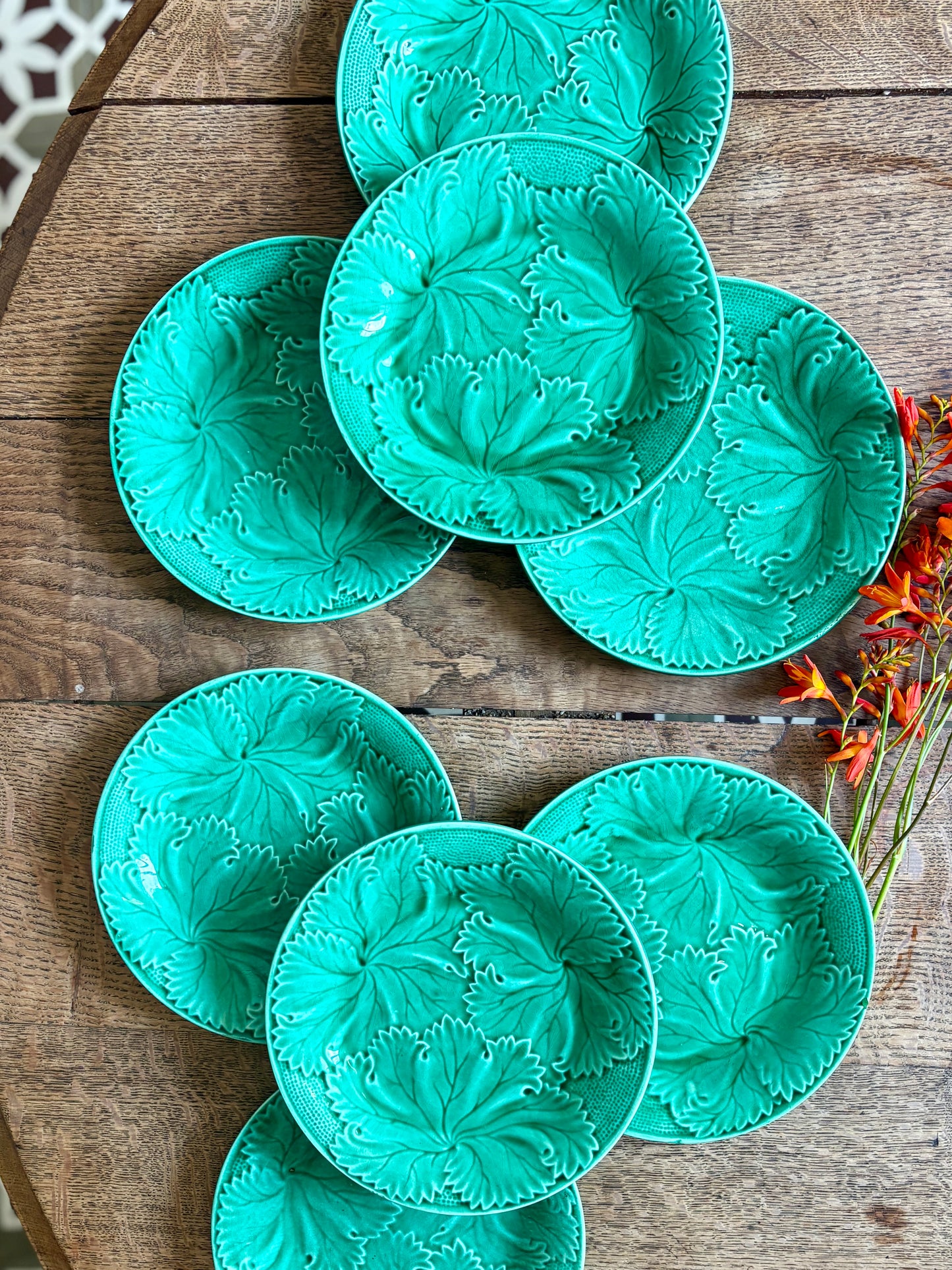 Lot de 8 assiettes à  dessert vintage en faïence verte, barbotine.