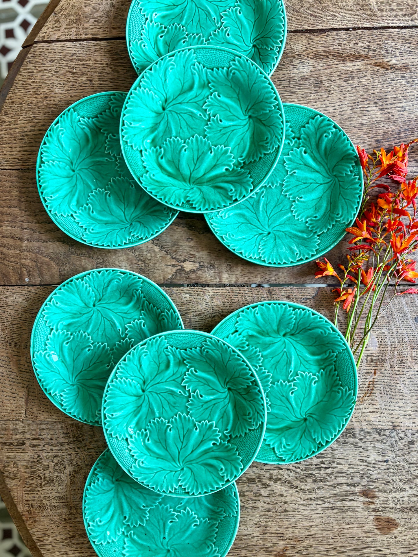 Lot de 8 assiettes à  dessert vintage en faïence verte, barbotine.