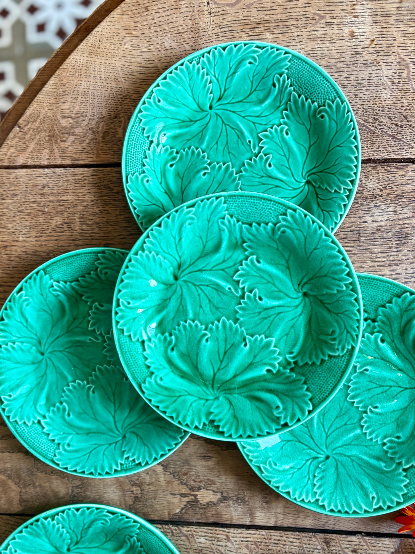 Lot de 8 assiettes à  dessert vintage en faïence verte, barbotine.