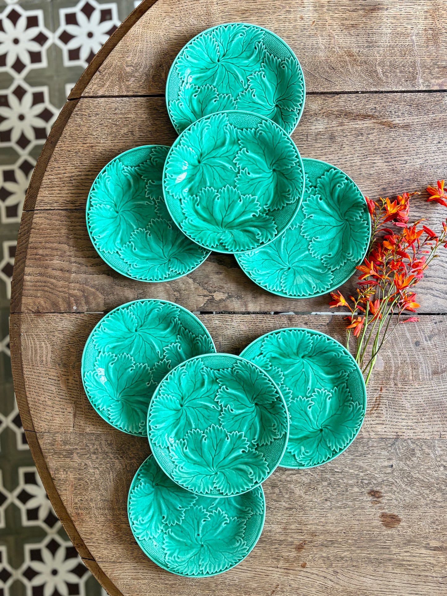 Lot de 8 assiettes à  dessert vintage en faïence verte, barbotine.