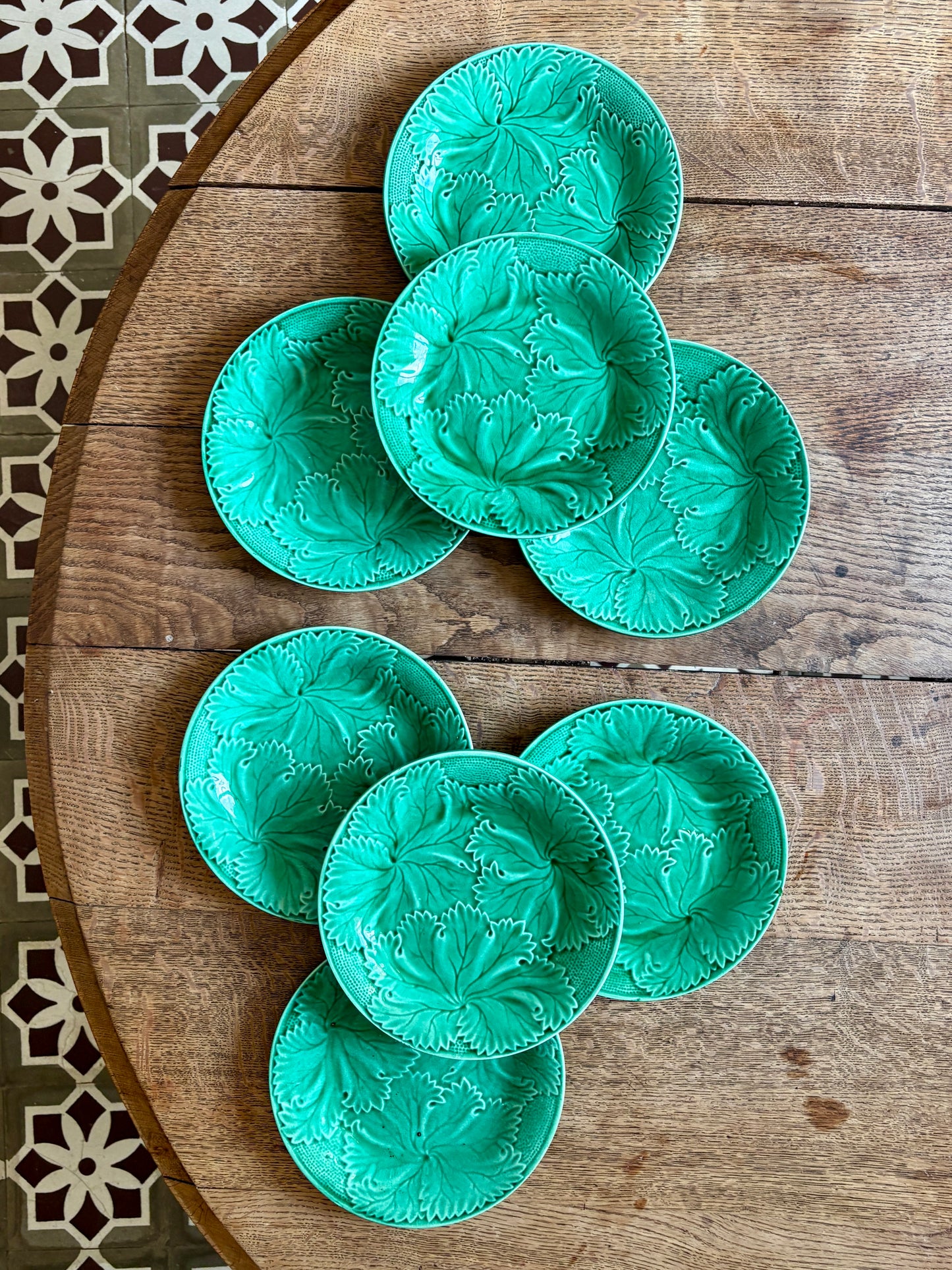 Lot de 8 assiettes à  dessert vintage en faïence verte, barbotine.