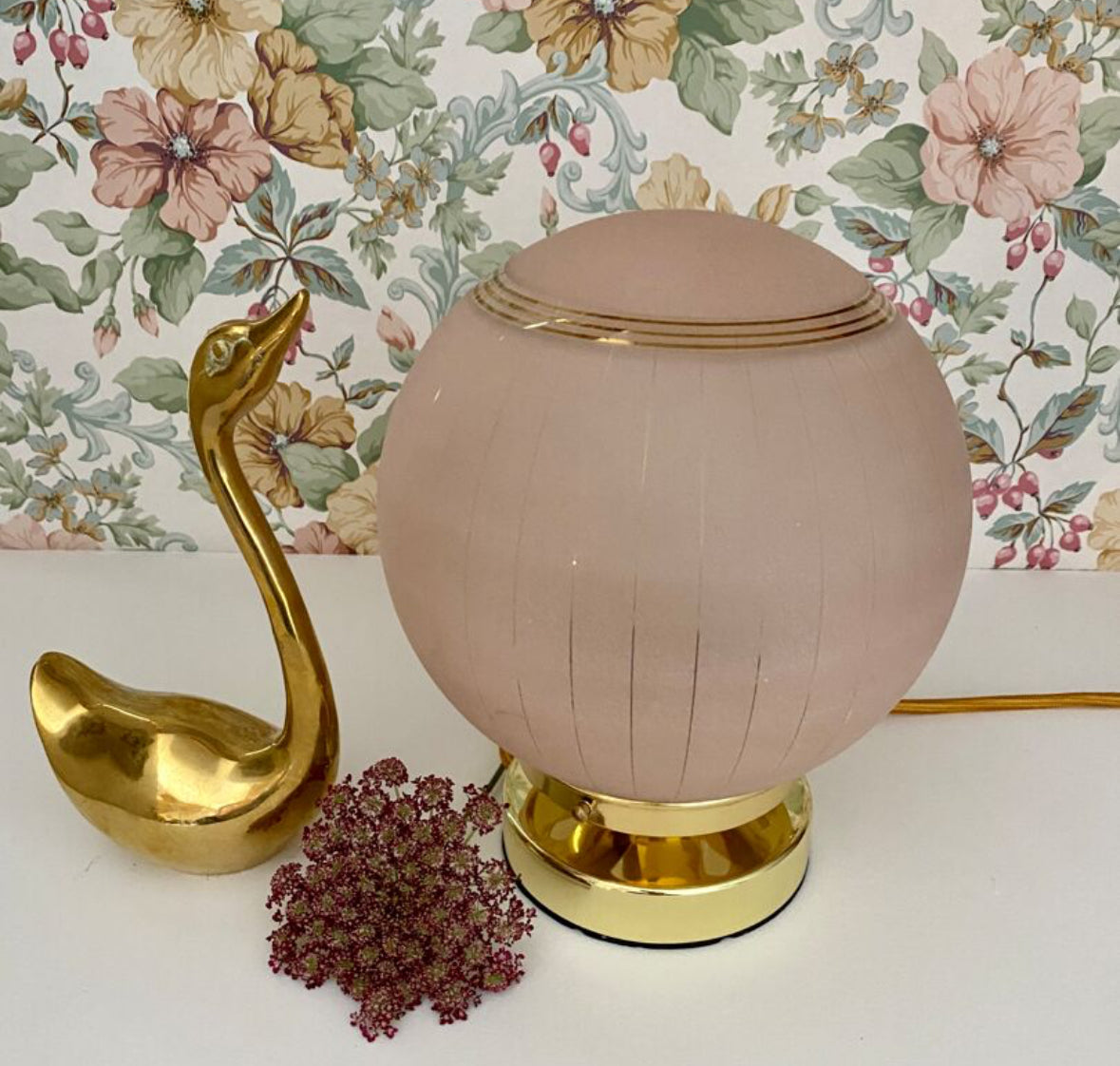 Lampe à poser globe vintage art déco en verre granité rose