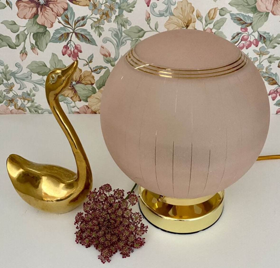 Lampe à poser globe vintage art déco en verre granité rose