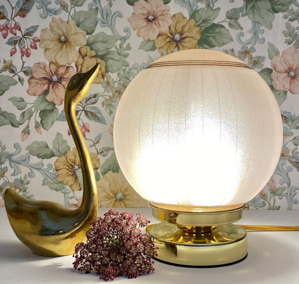 Lampe à poser globe vintage art déco en verre granité rose