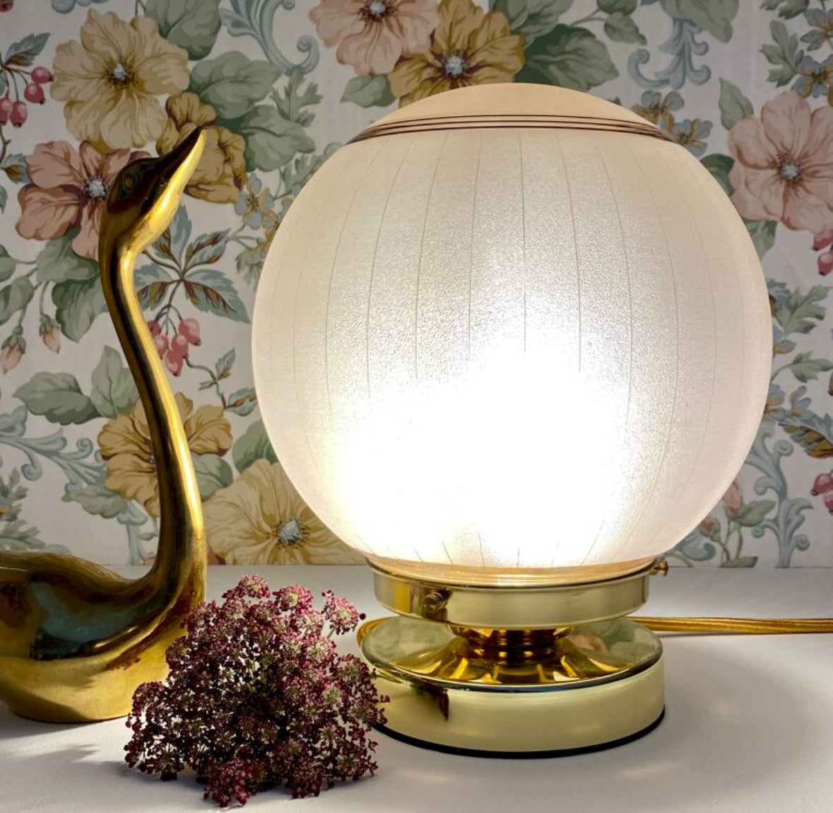 Lampe à poser globe vintage art déco en verre granité rose