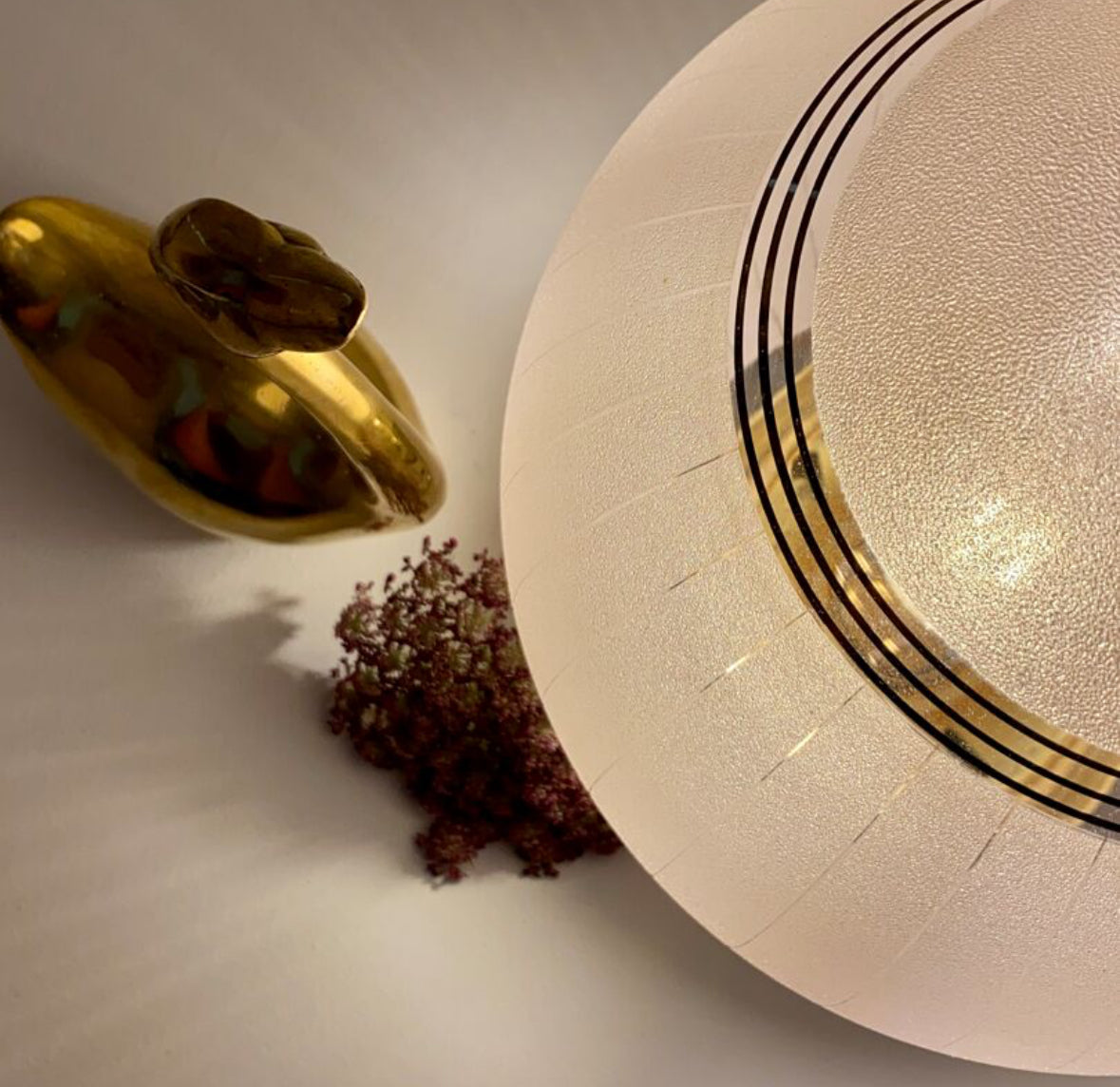 Lampe à poser globe vintage art déco en verre granité rose