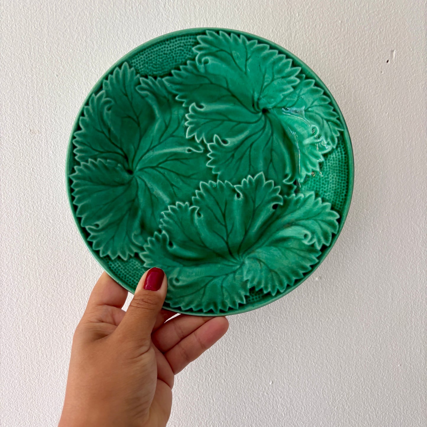 Lot de 8 assiettes à  dessert vintage en faïence verte, barbotine.