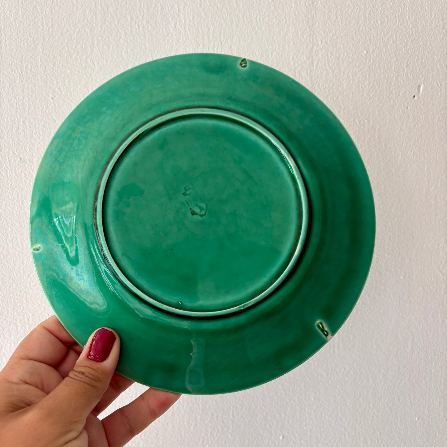 Lot de 8 assiettes à  dessert vintage en faïence verte, barbotine.