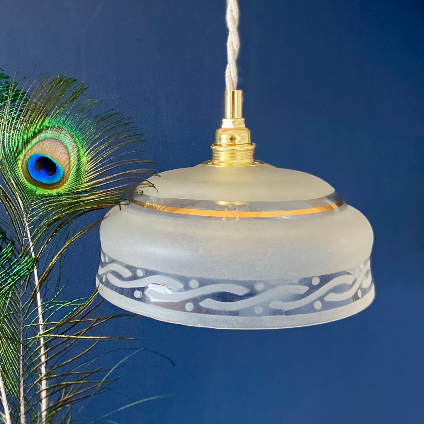 Suspension abat-jour vintage en verre dépoli détails dorés