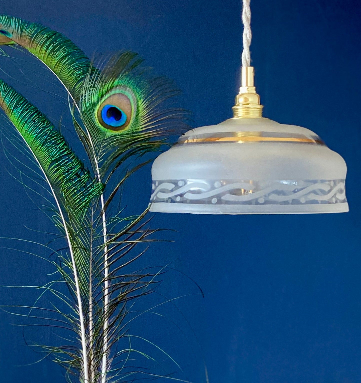 Suspension abat-jour vintage en verre dépoli détails dorés