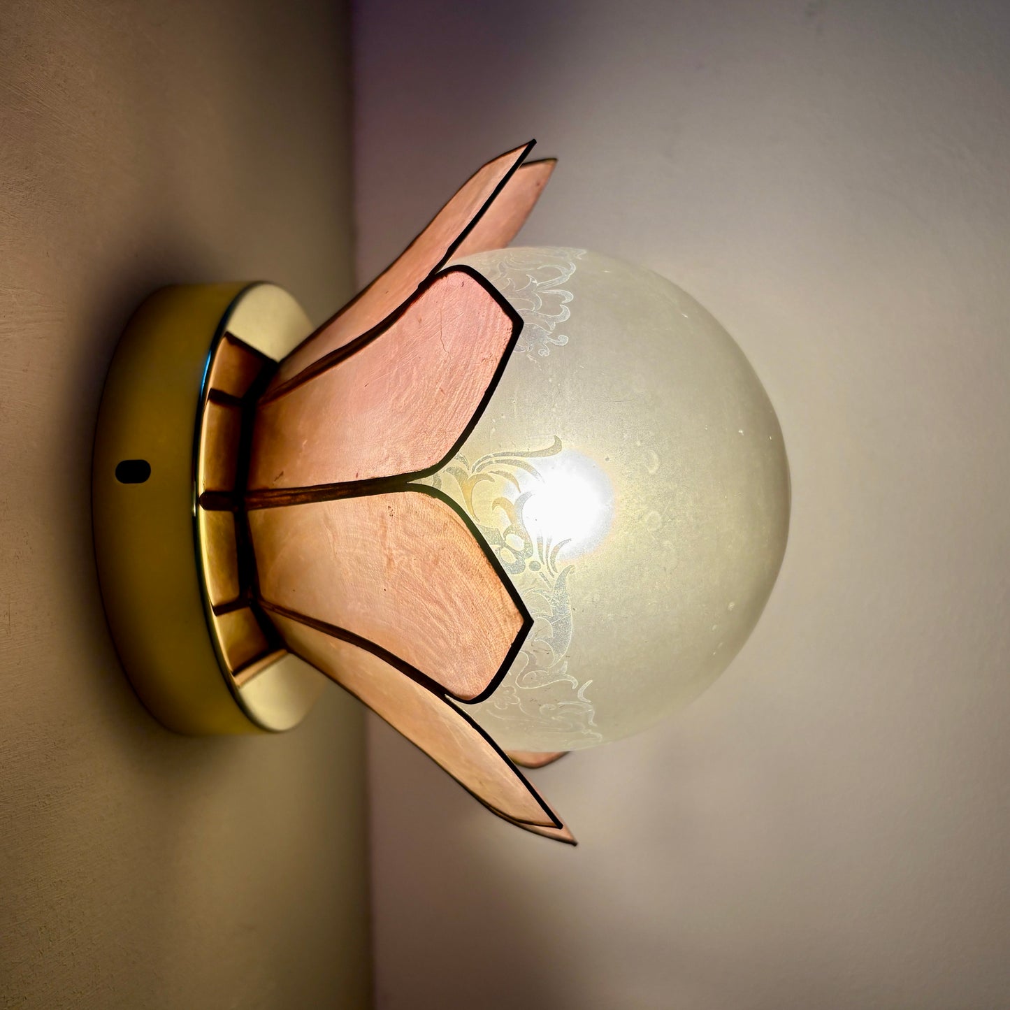 Applique abat-jour vintage en nacre rose et globe en verre dépoli