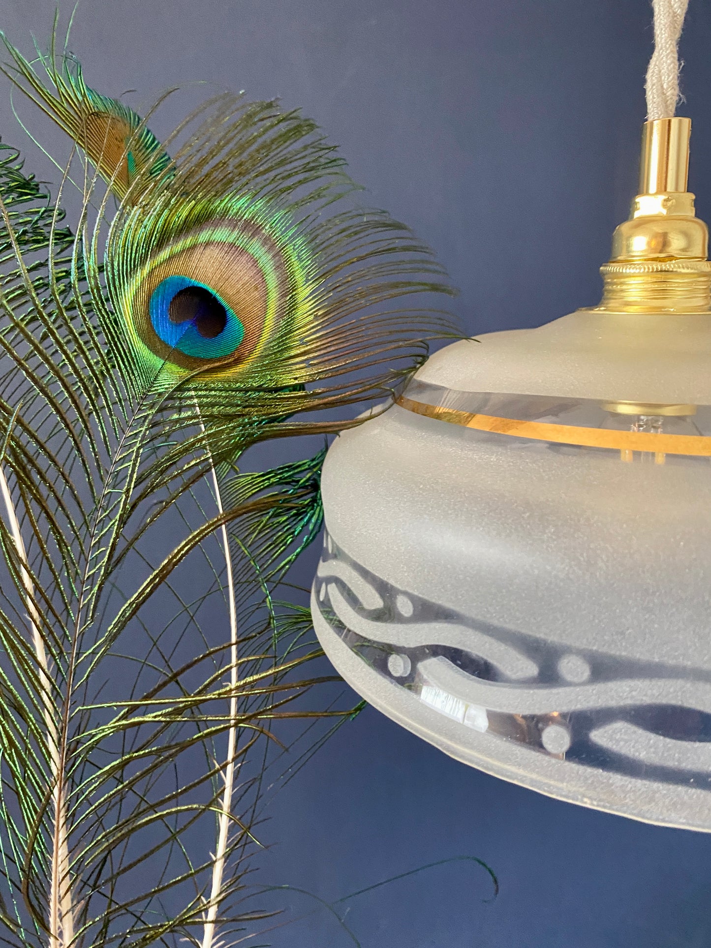 Suspension abat-jour vintage en verre dépoli détails dorés