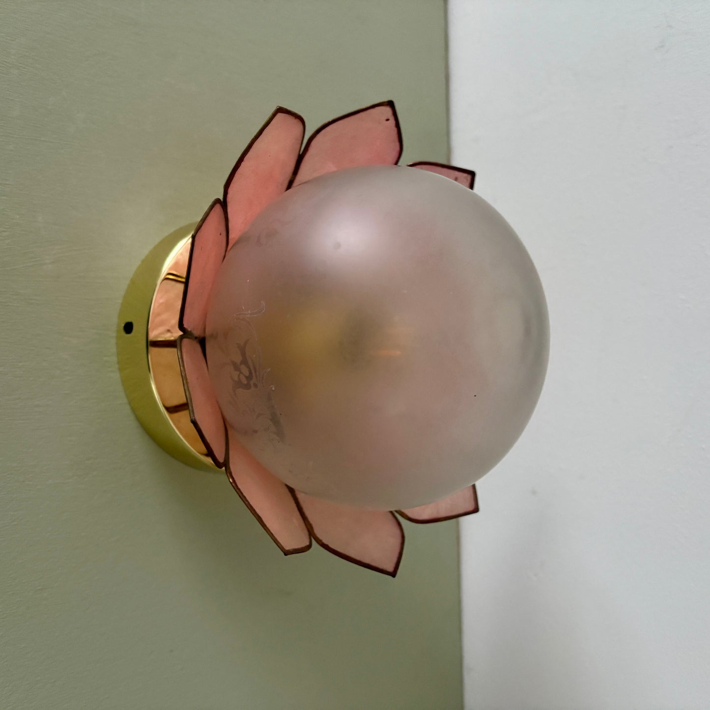 Applique abat-jour vintage en nacre rose et globe en verre dépoli