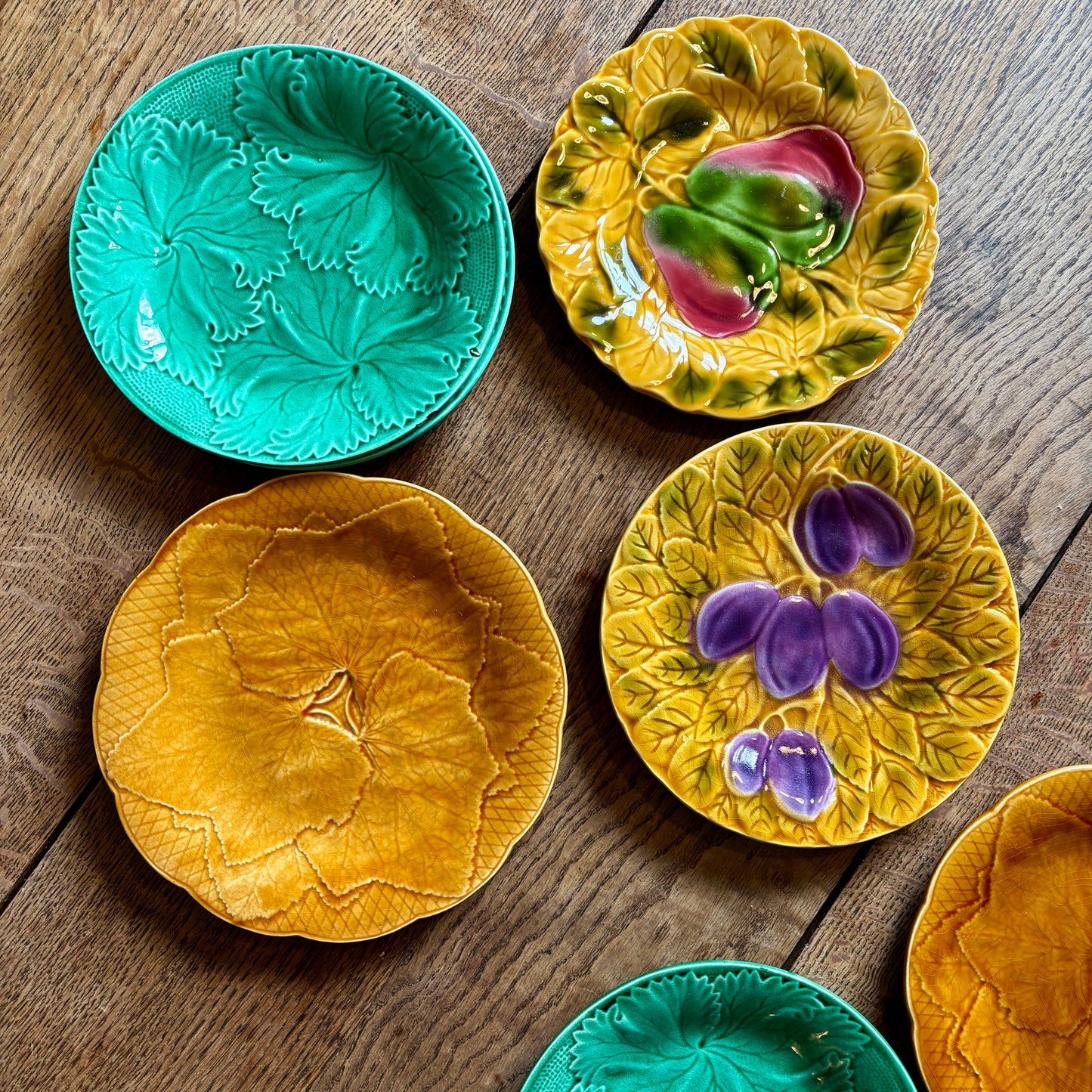 Lot de 8 assiettes anciennes en barbotine dépareillées
