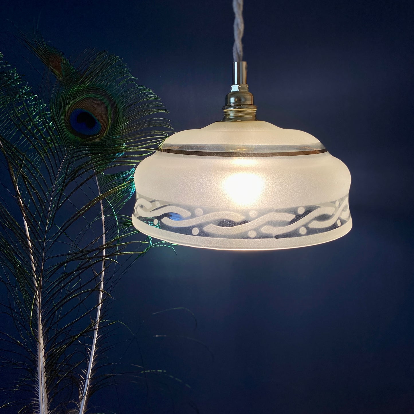 Suspension abat-jour vintage en verre dépoli détails dorés