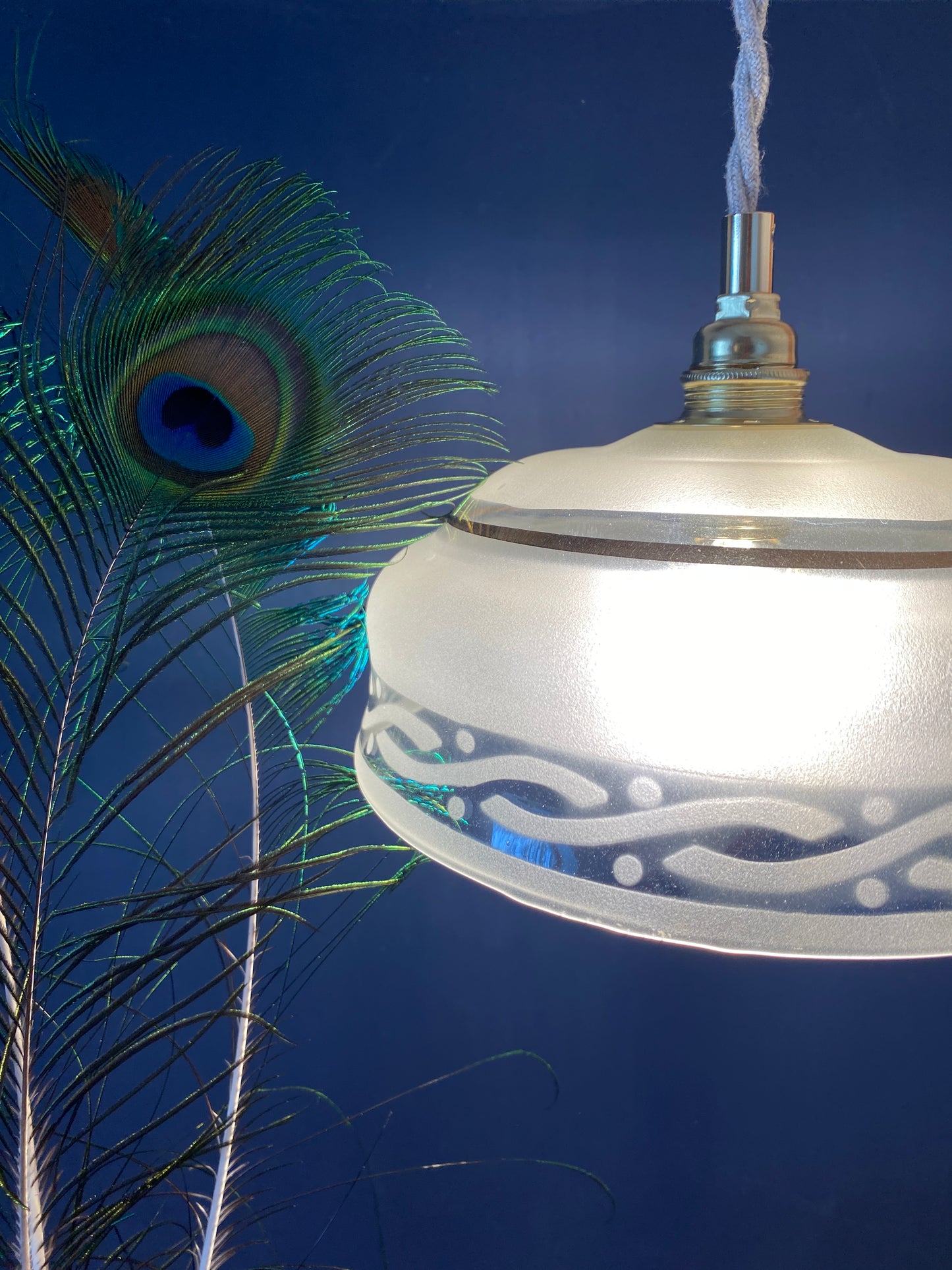 Suspension abat-jour vintage en verre dépoli détails dorés