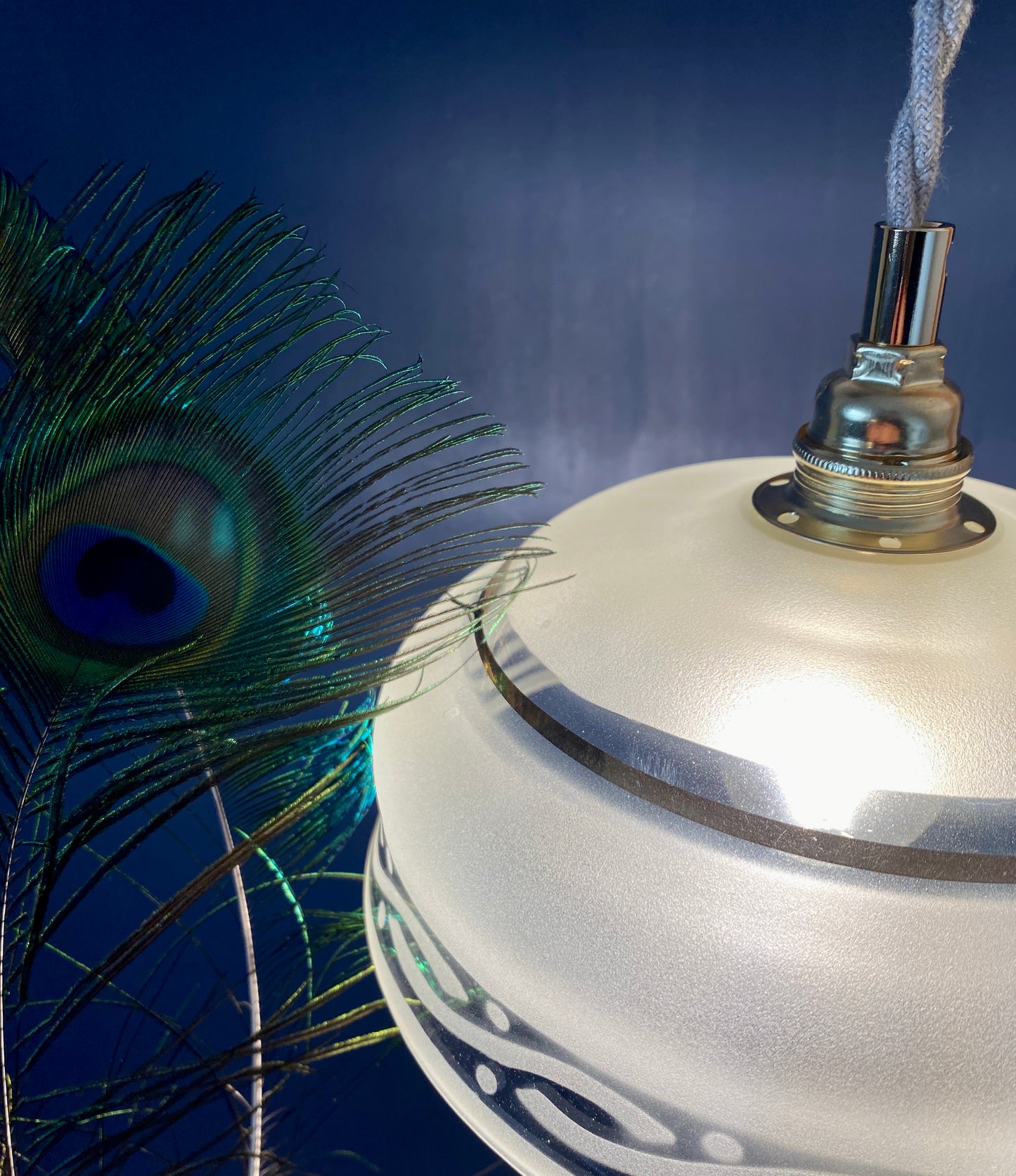 Suspension abat-jour vintage en verre dépoli détails dorés