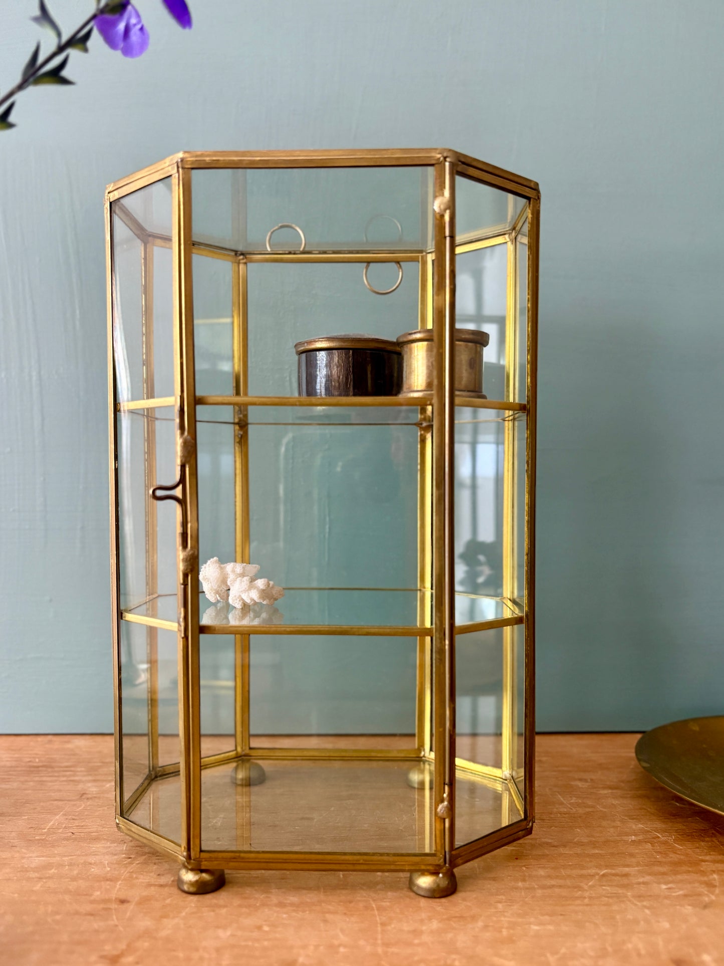 Vitrine vintage en verre et laiton