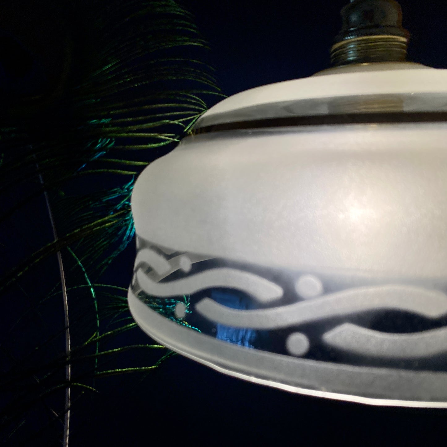 Suspension abat-jour vintage en verre dépoli détails dorés