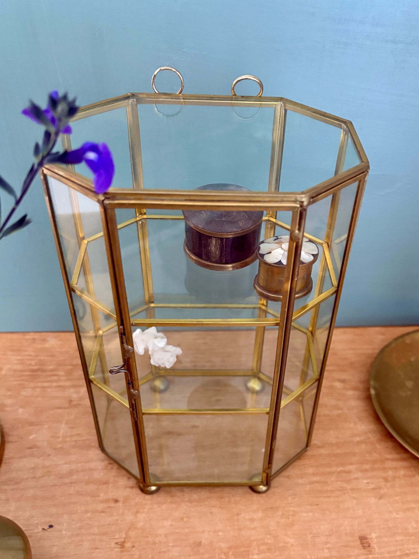 Vitrine vintage en verre et laiton