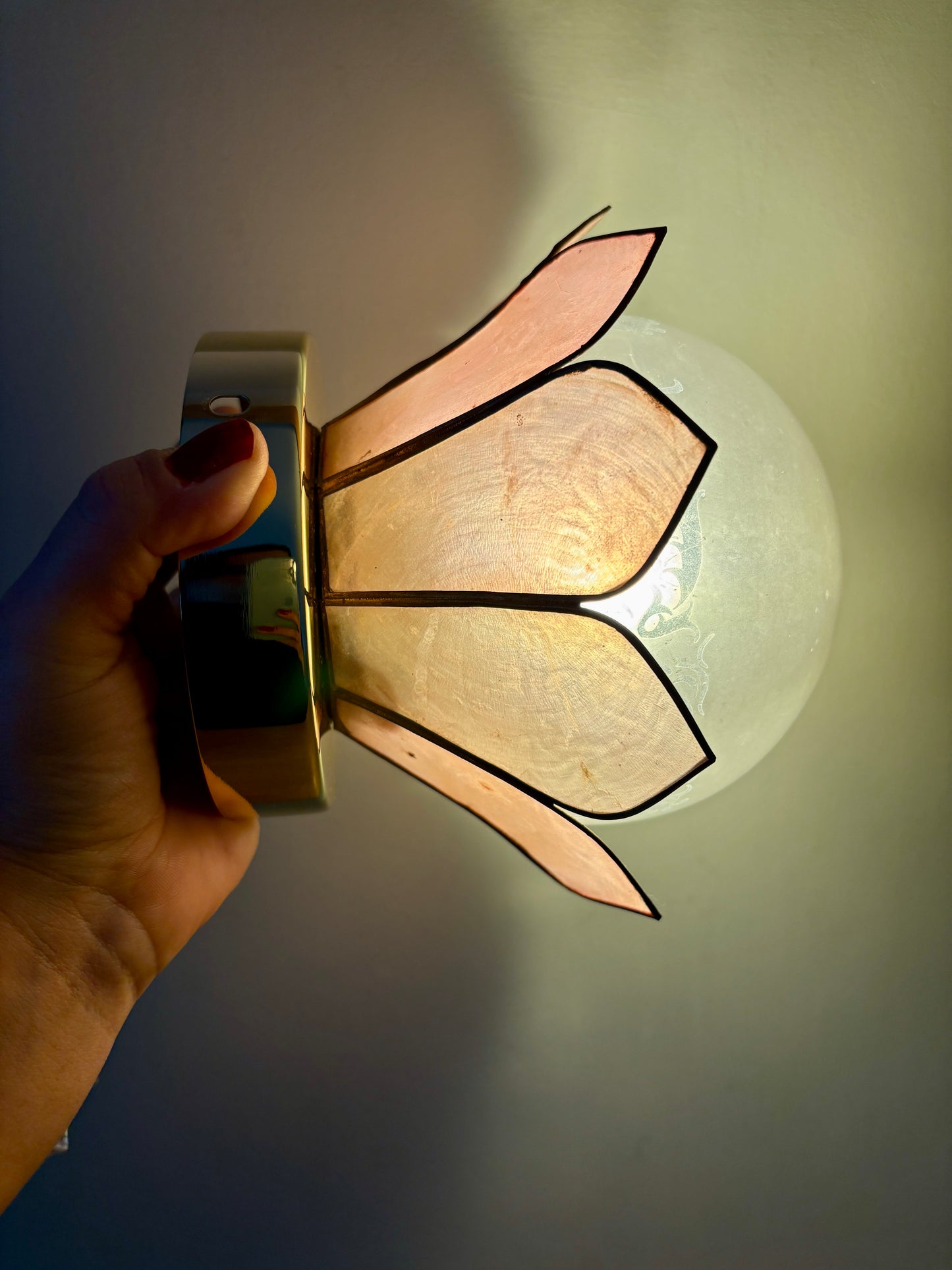 Applique abat-jour vintage en nacre rose et globe en verre dépoli