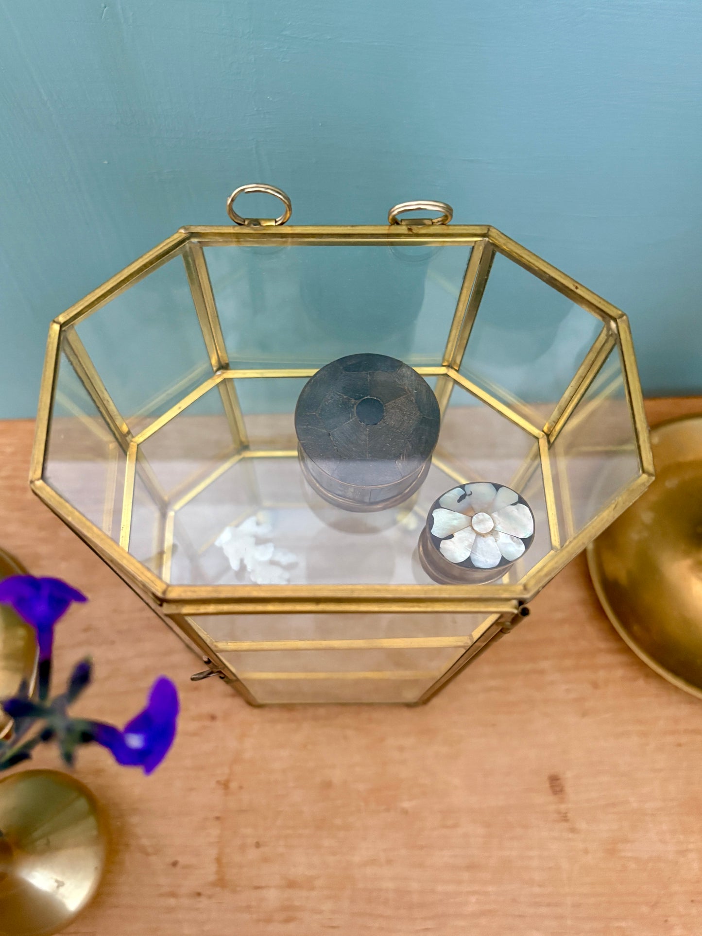 Vitrine vintage en verre et laiton