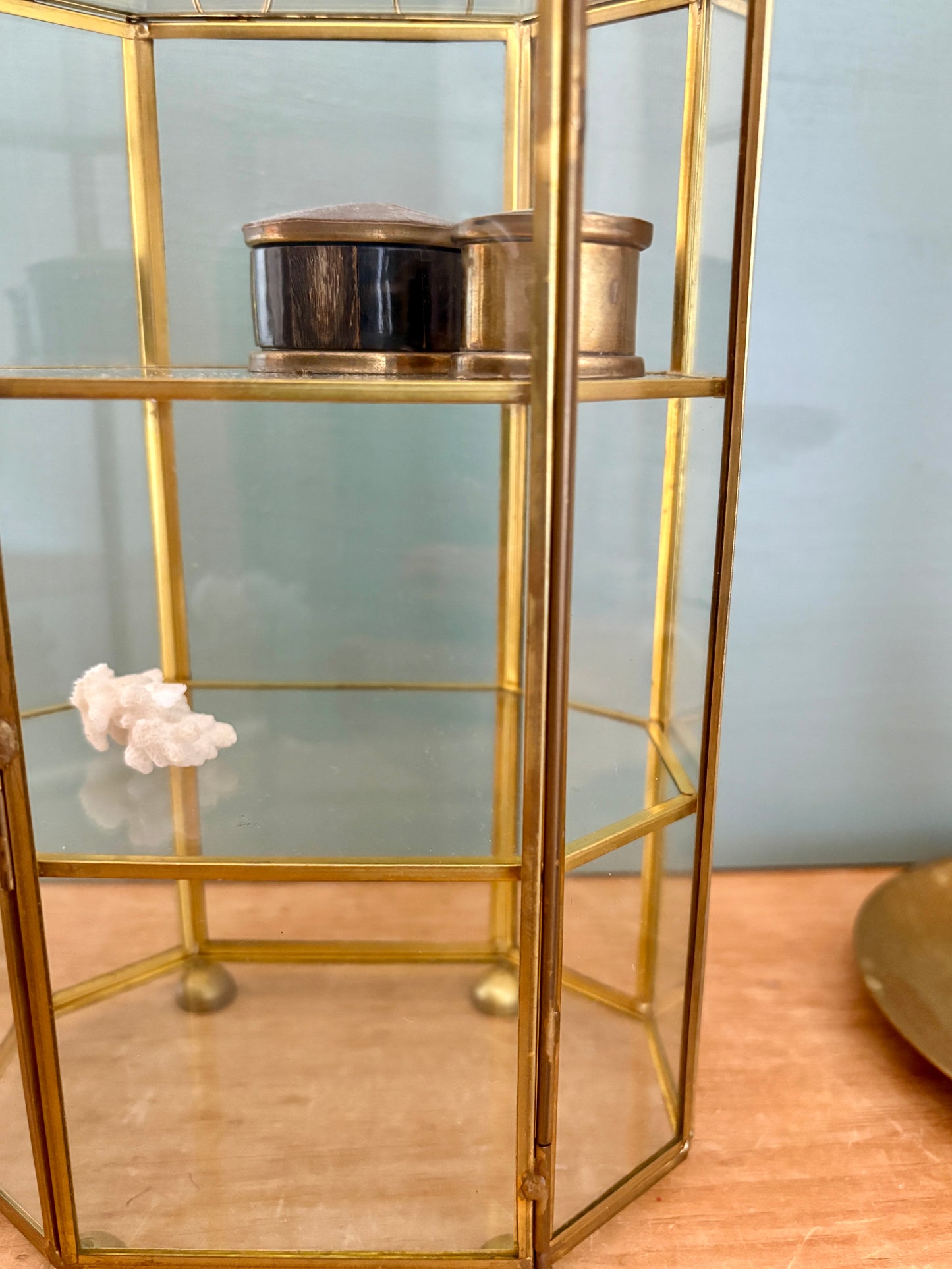 Vitrine vintage en verre et laiton