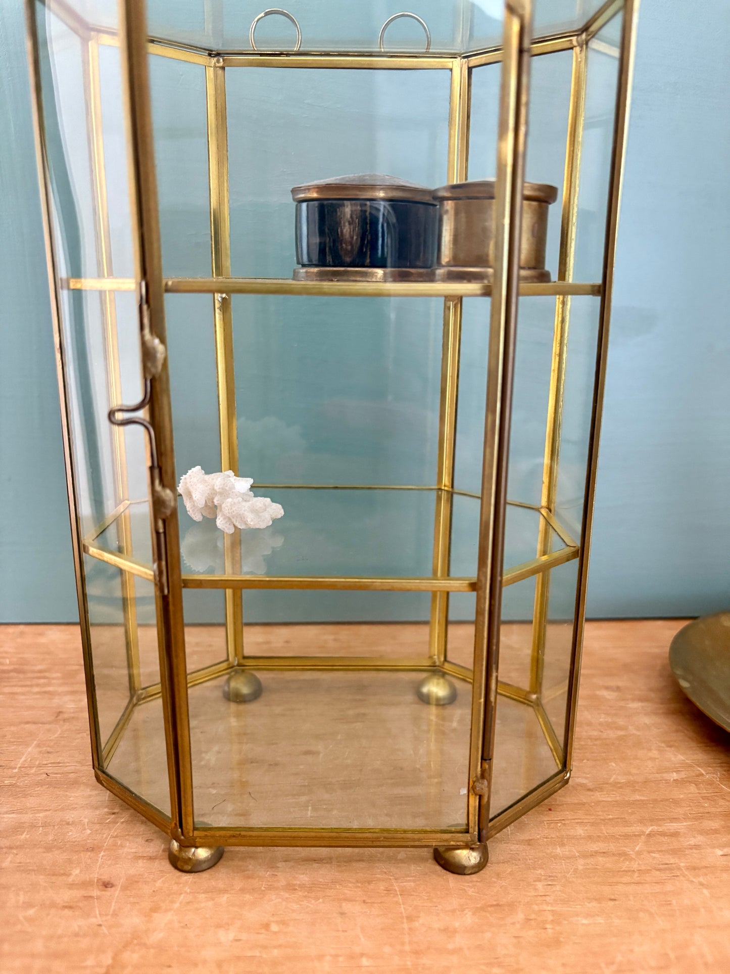 Vitrine vintage en verre et laiton