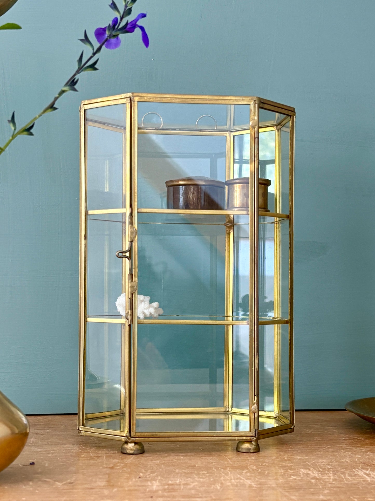 Vitrine vintage en verre et laiton