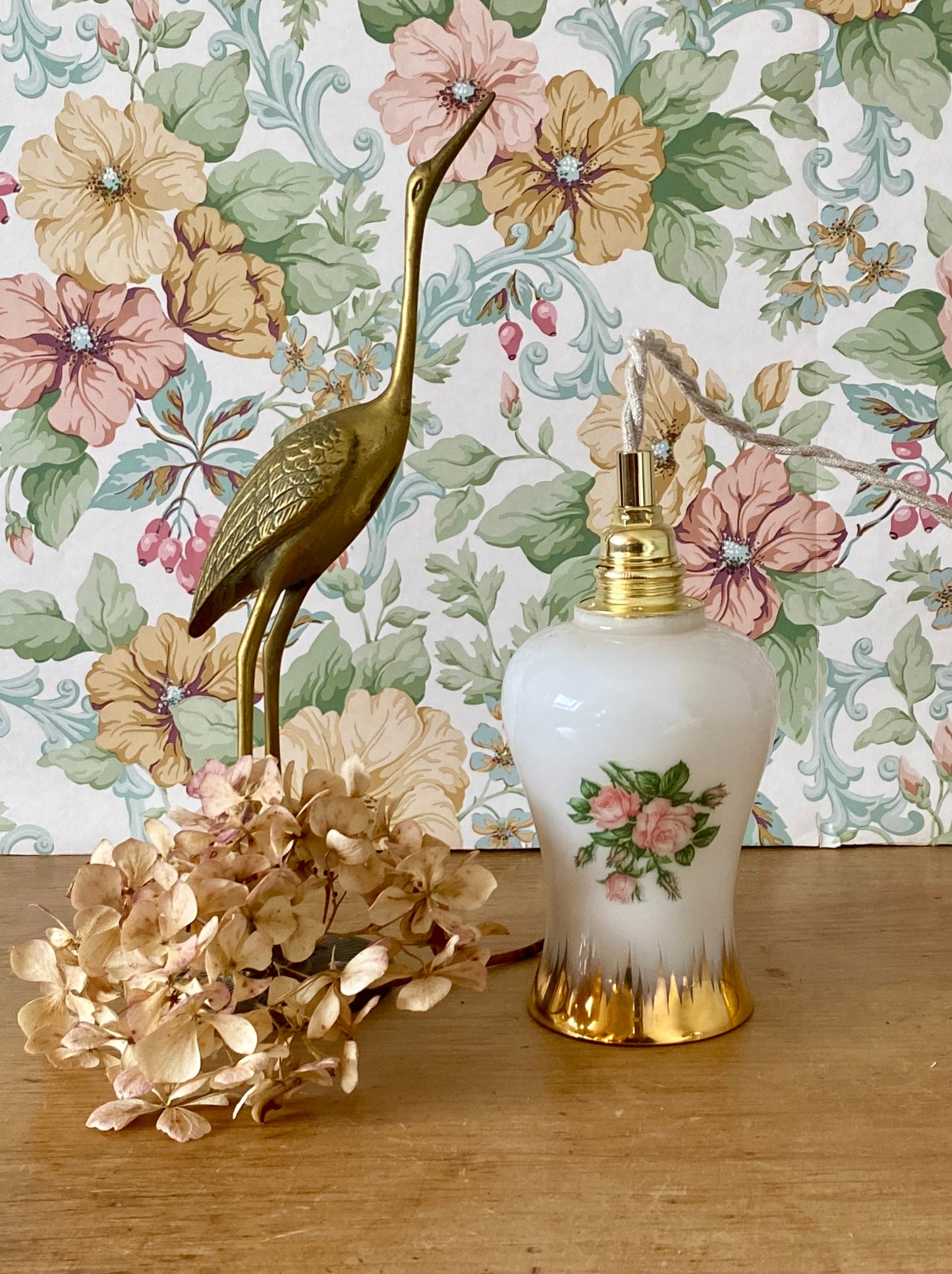 Baladeuse tulipe vintage en opaline blanche avec dessin de roses