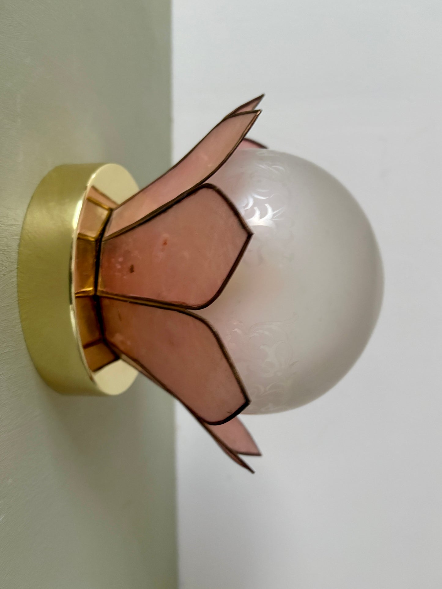 Applique abat-jour vintage en nacre rose et globe en verre dépoli