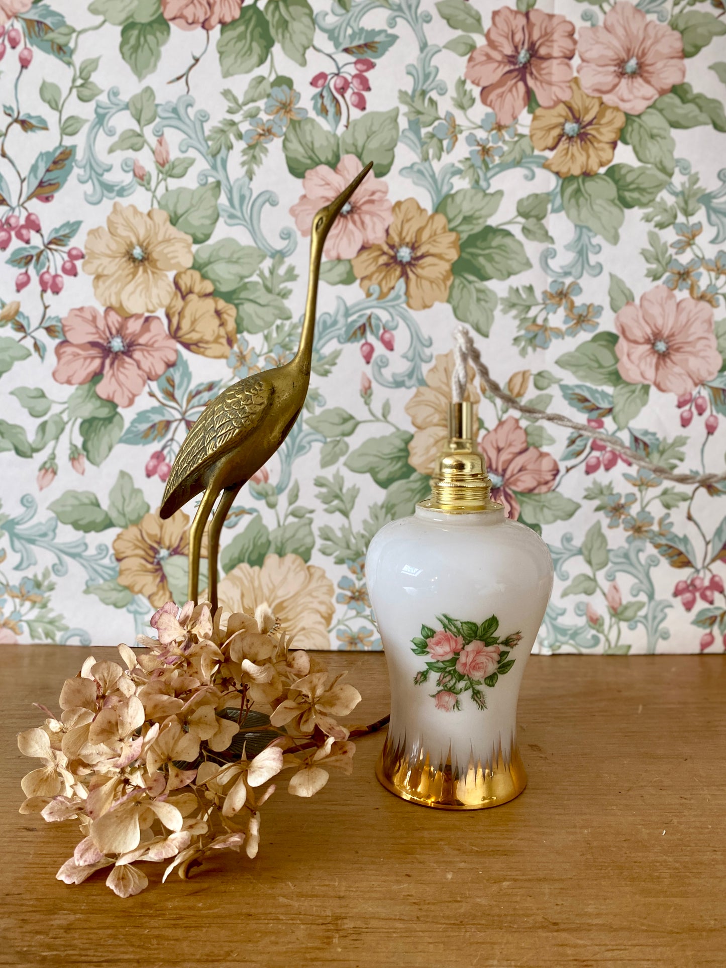 Baladeuse tulipe vintage en opaline blanche avec dessin de roses