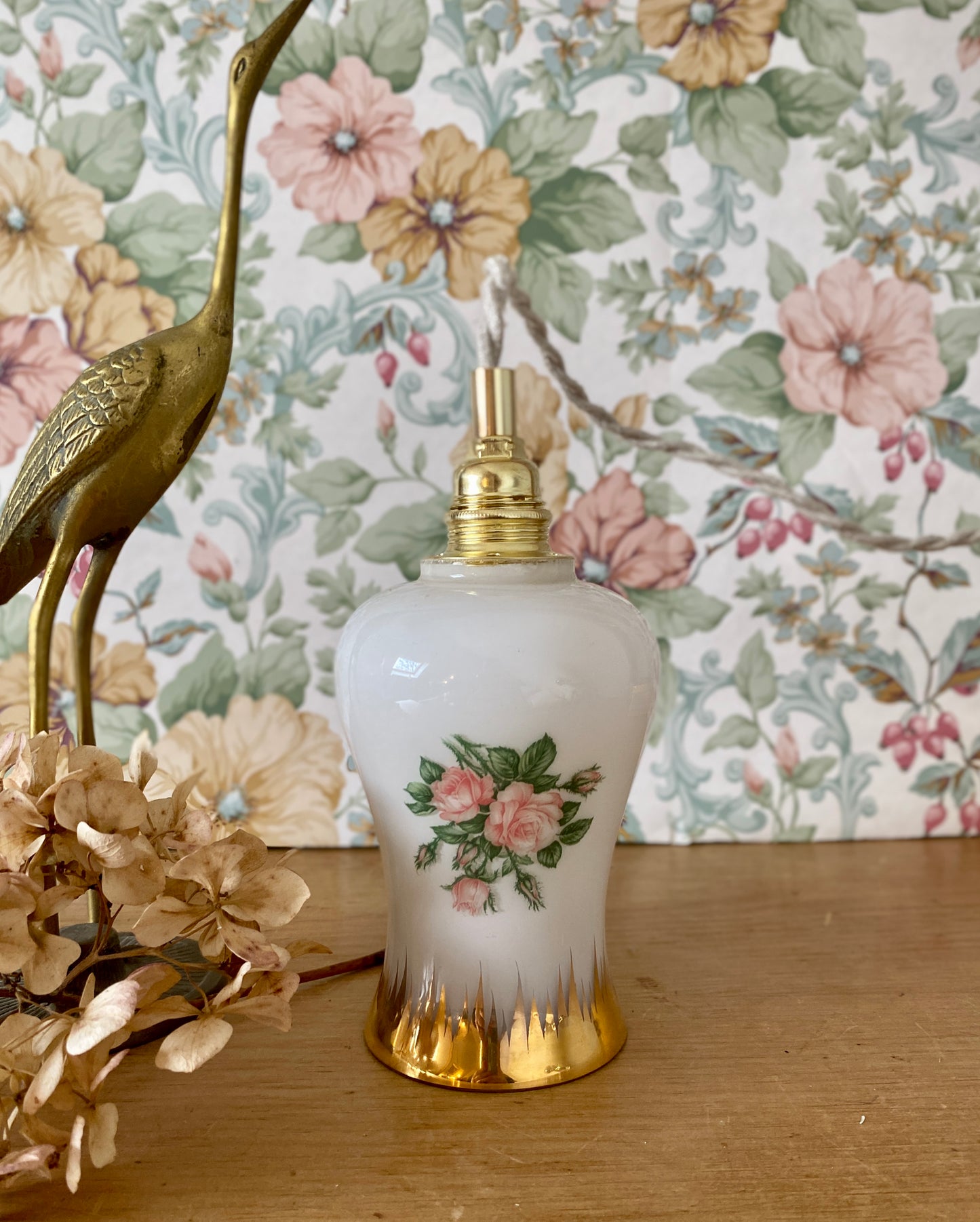 Baladeuse tulipe vintage en opaline blanche avec dessin de roses