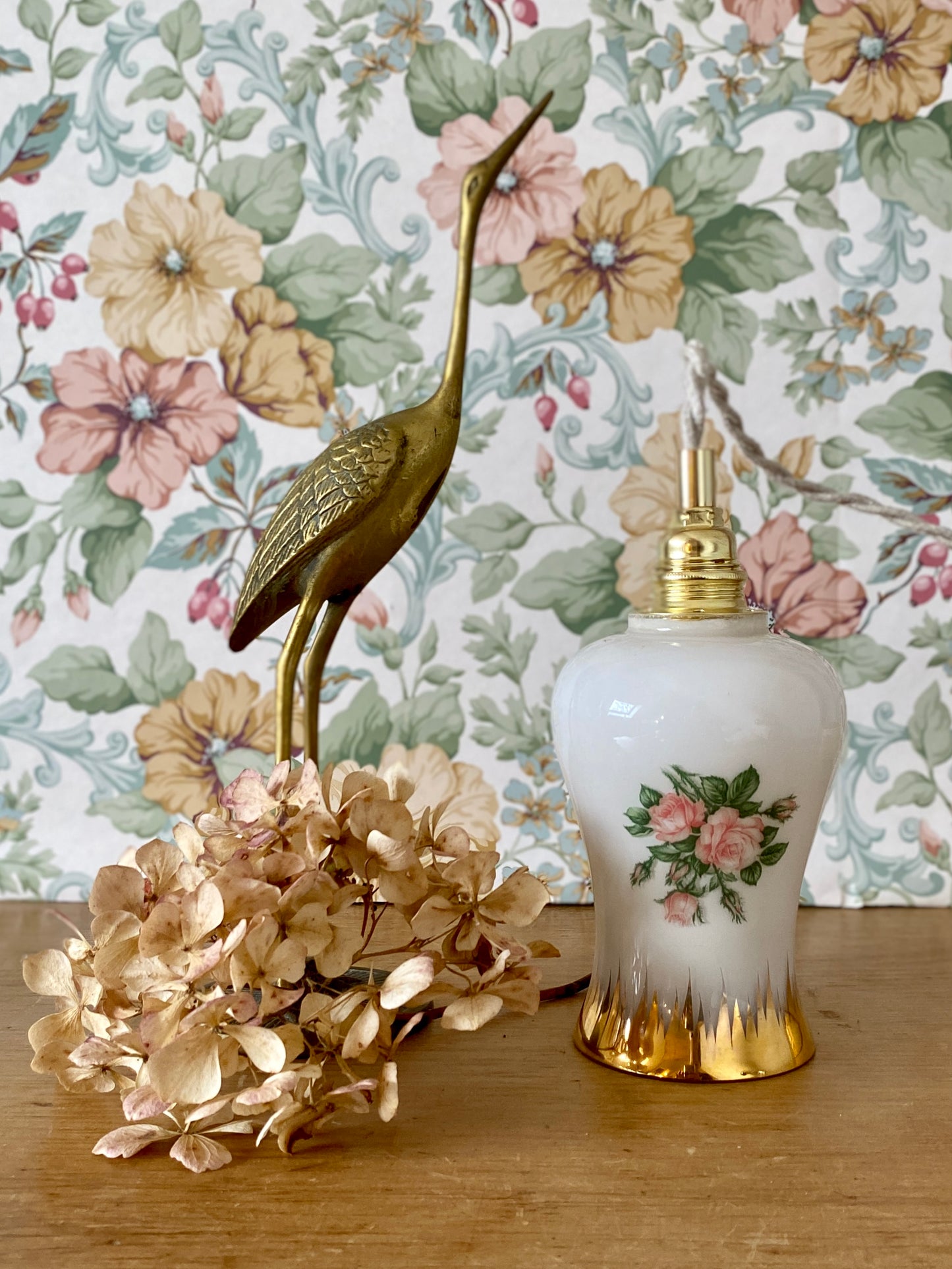 Baladeuse tulipe vintage en opaline blanche avec dessin de roses