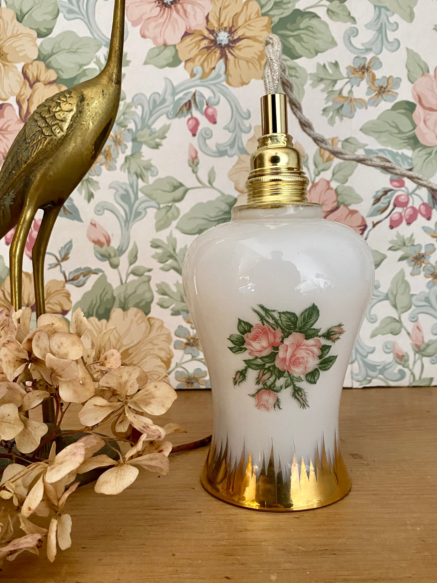 Baladeuse tulipe vintage en opaline blanche avec dessin de roses