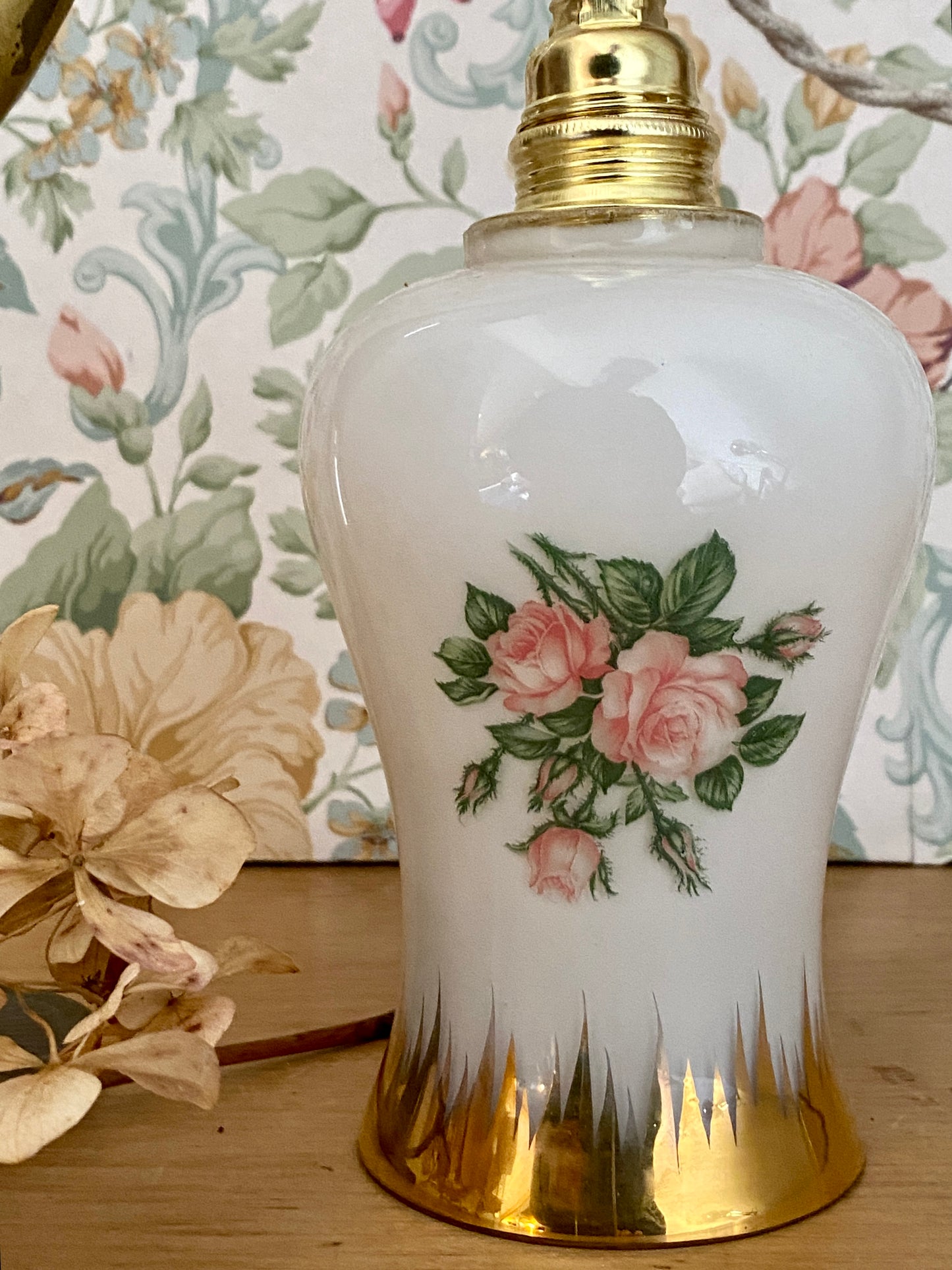 Baladeuse tulipe vintage en opaline blanche avec dessin de roses