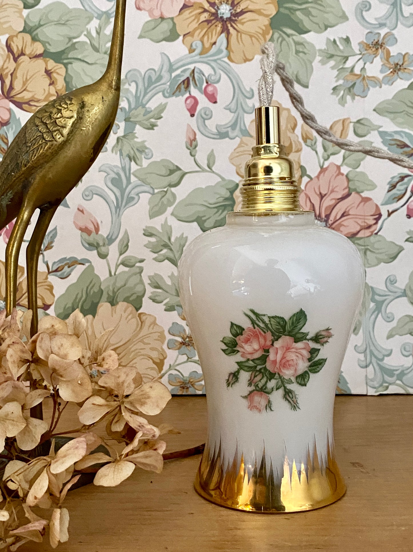 Baladeuse tulipe vintage en opaline blanche avec dessin de roses