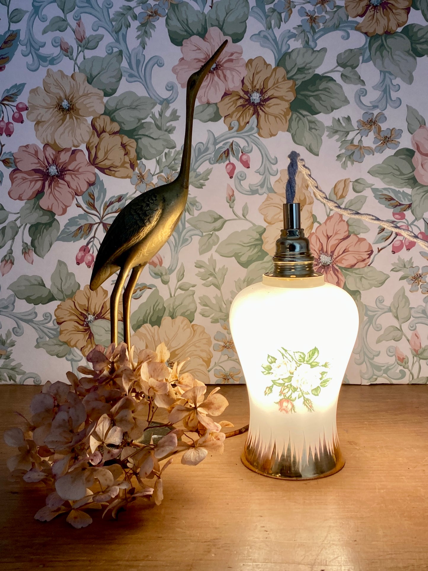 Baladeuse tulipe vintage en opaline blanche avec dessin de roses