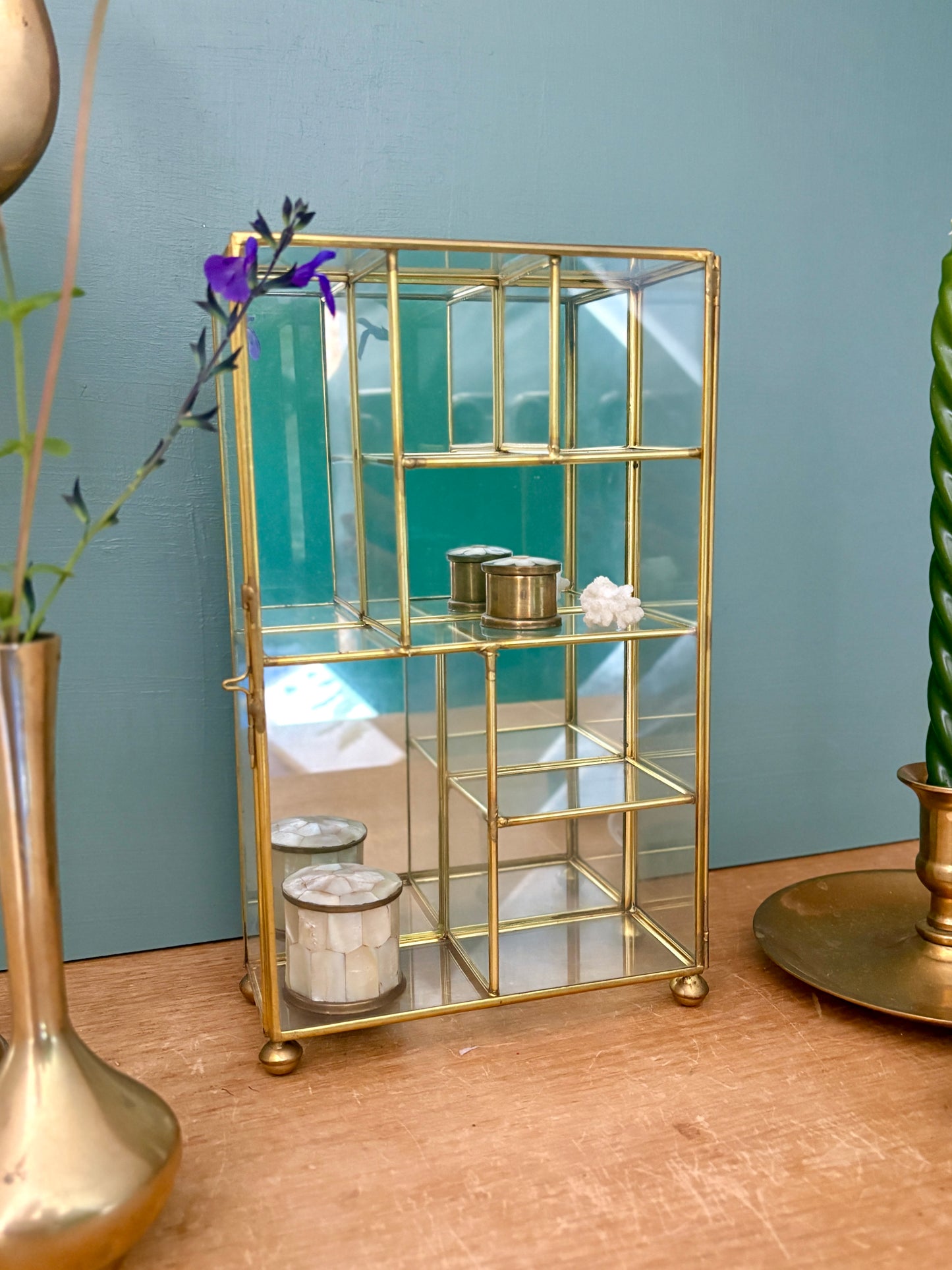 Vitrine vintage en verre et laiton