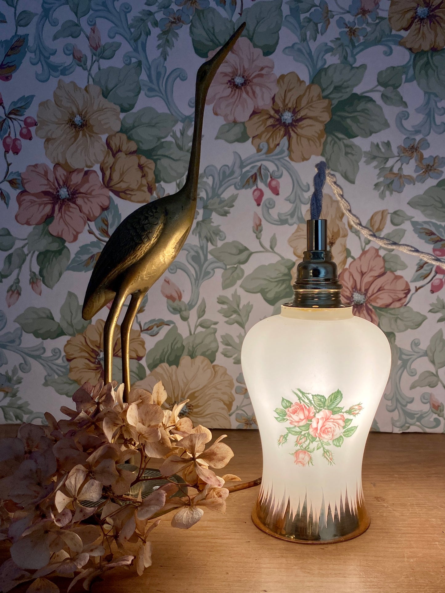 Baladeuse tulipe vintage en opaline blanche avec dessin de roses