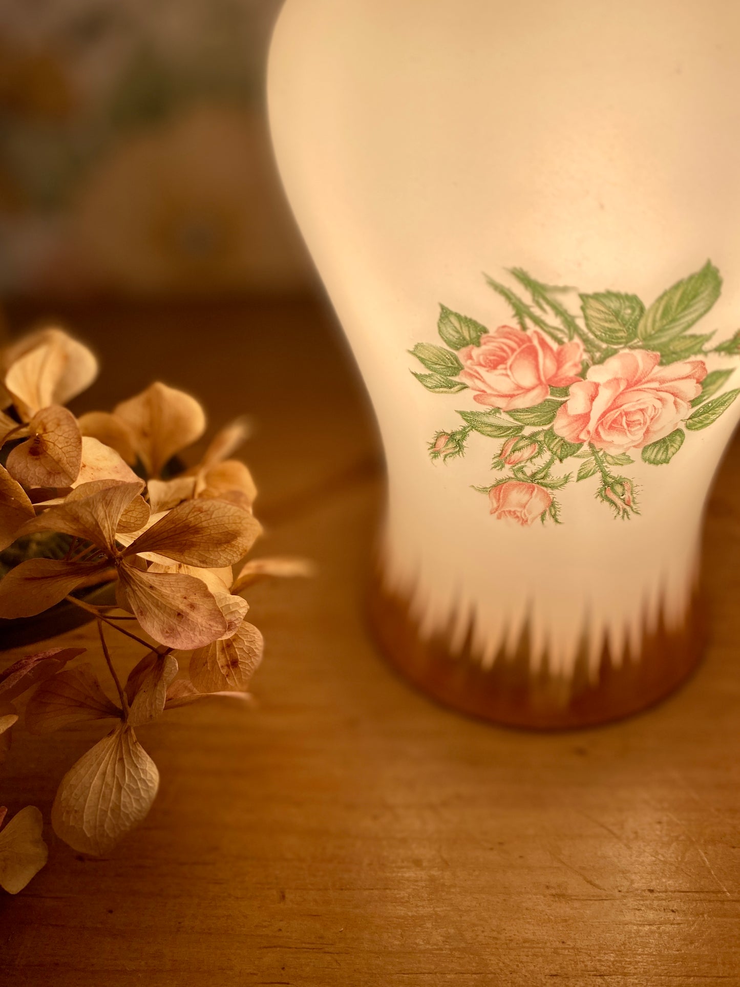 Baladeuse tulipe vintage en opaline blanche avec dessin de roses